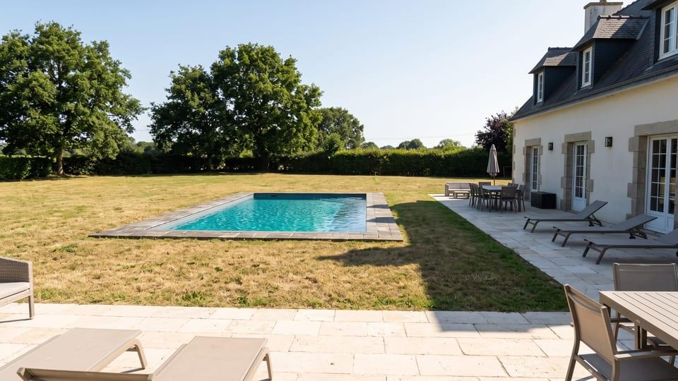 La même piscine, vue depuis la terrasse