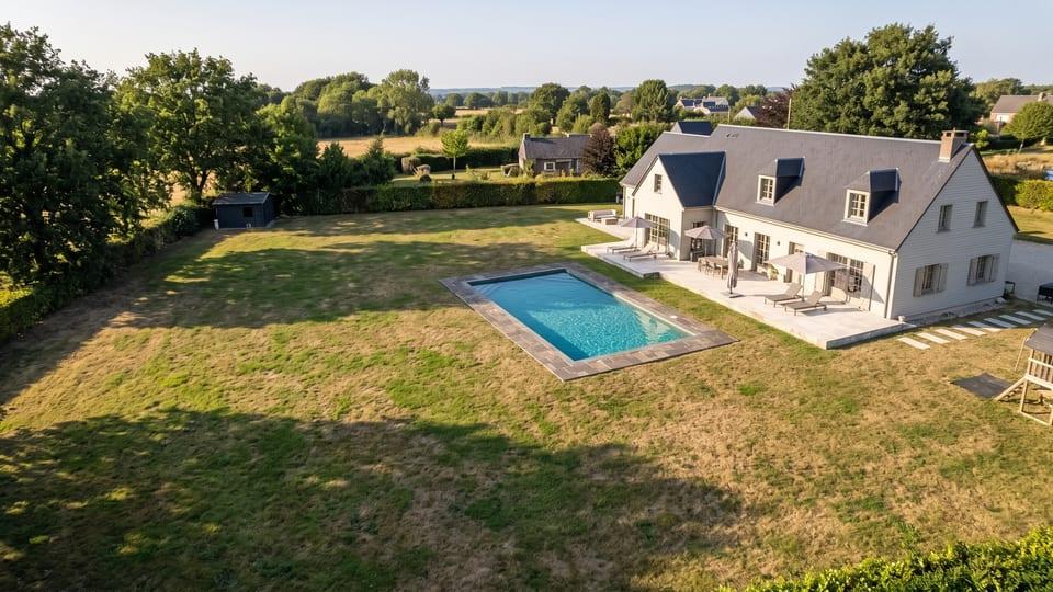 La même piscine et la maison, vue d’ensemble